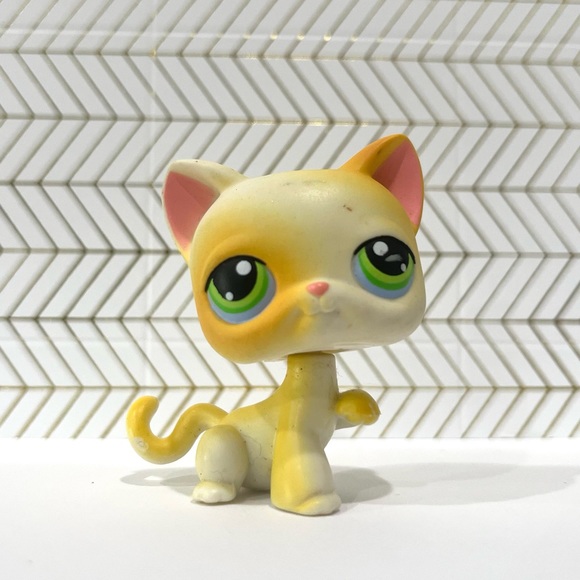 Littlest Pet Shop LPS White and Yellow Cat with Paw up #73 - Picture 1 of 4